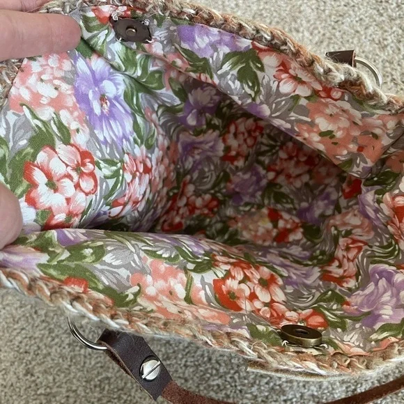 Hand knit crochet shoulder bag floral interior leather strap excellent condition - Picture 7 of 9